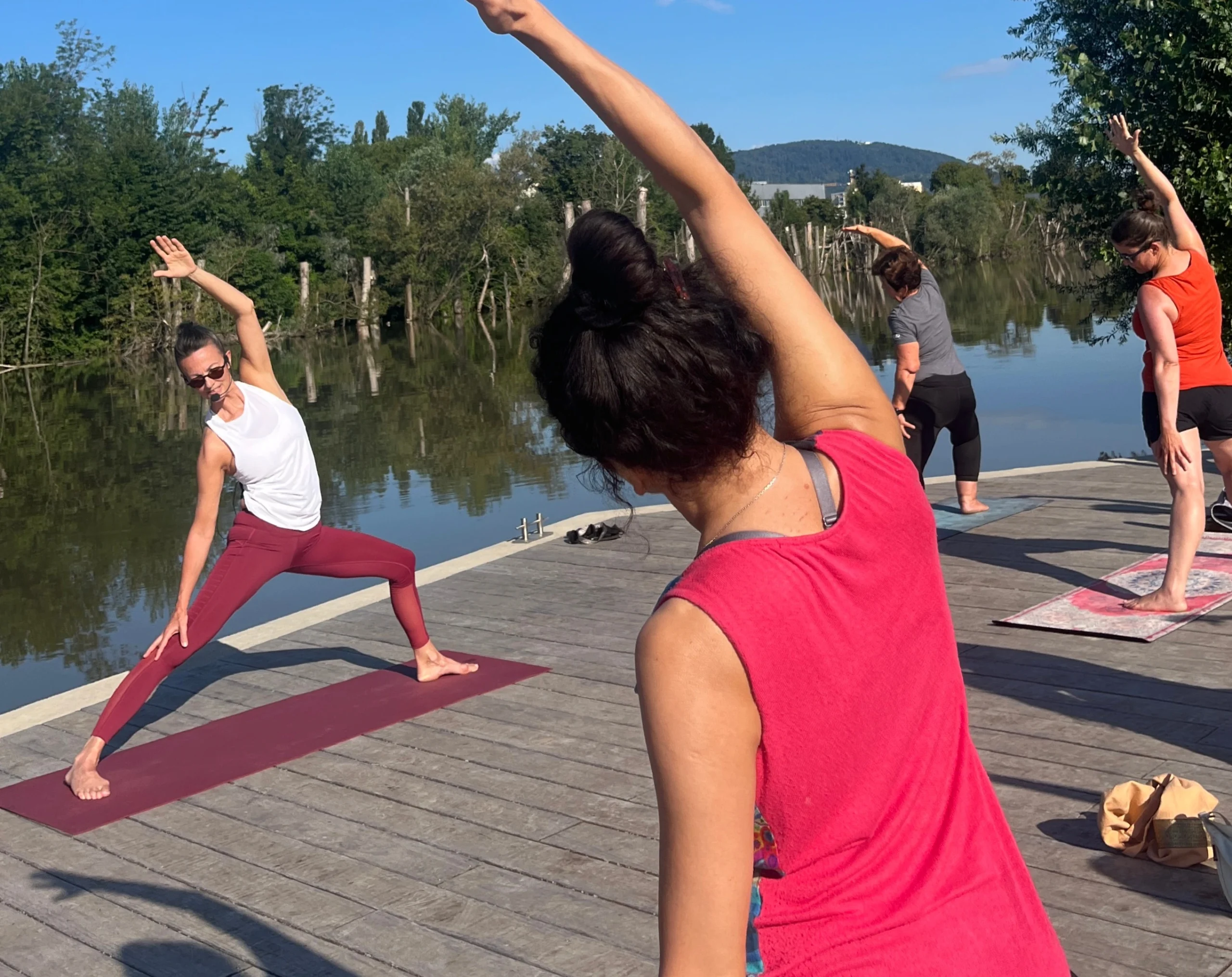 Outdoor Training – seitliche Dehnübung für Bewegung & Gesundheit